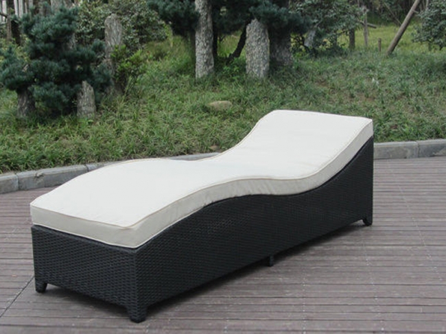 3057 PE rattan lounger